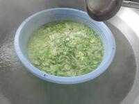 サラダの野菜を茹でる