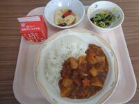 カレーライス（銀河のしずくごはん）・色とりどりフルーツポンチ