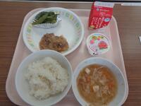 ご飯・豚肉の十和田バラ焼き・塩ゆで枝豆・キャベツの味噌汁・桃ゼリー