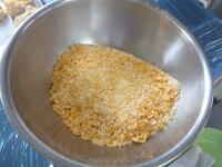 砕いたコーンフレークと粉チーズ・パン粉を混ぜる