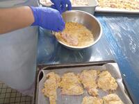 下味を付けた鶏肉に衣を付ける