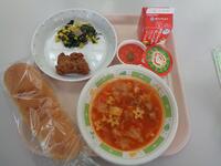 米粉パン・フライドチキン・ほうれん草ソテー・ミネストローネ・いちご練乳デザート