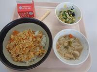 油麩丼・わかめとツナのサラダ・おくすかけ等