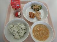 卒業お祝い献立：わかめご飯・紅白唐揚げ・手作りココアプリン