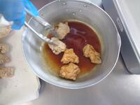レモンたれをからめる